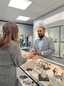 Inhaber bedient Kundin