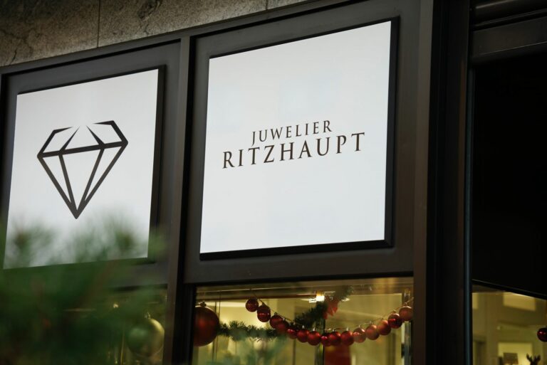 Schaufenster mit Diamant-Logo und Schriftzug „Juwelier Ritzhaupt“, Eingang eines Schmuckgeschäfts.