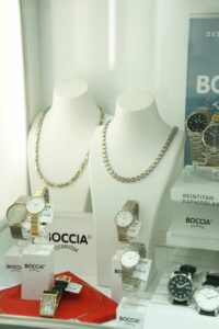 Uhren und Halsketten